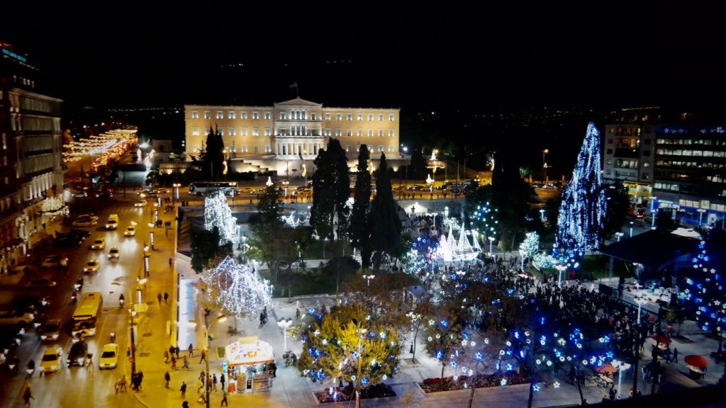 Glass House Project: Στήθηκε το εντυπωσιακό jukebox στην πλατεία Συντάγματος