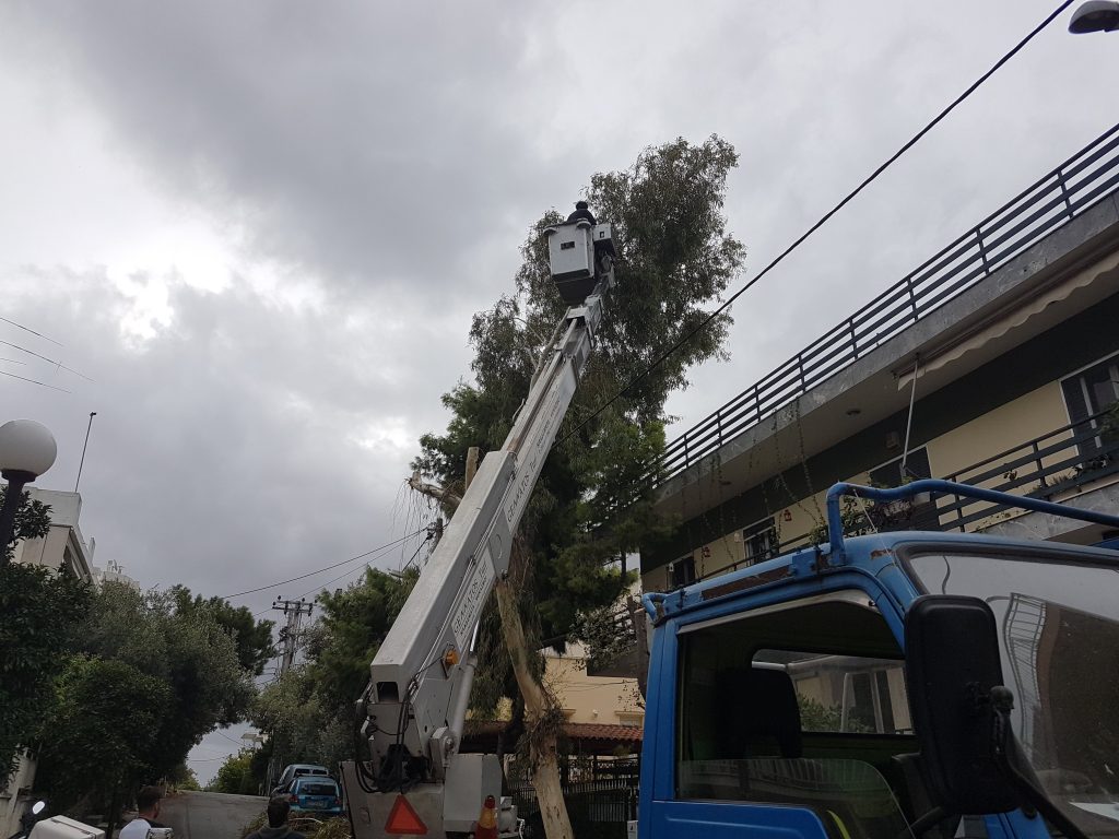 Άγιο είχαν στην Πάτρα: Αποκολλήθηκε στέγη αλουμινιίου λόγω σφοδρών ανέμων- Ζημιές σε παρκαρισμένα οχήματα