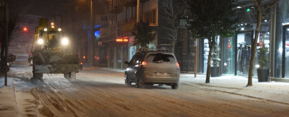 Αλπικό τοπίο στην Κοζάνη – Οι δρόμοι έχουν μετατραπεί σε παγοδρόμια (φωτο – βίντεο)