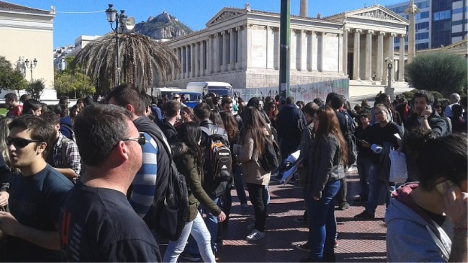 Λαϊκή Ενότητα: «Ανεπιθύμητη στη χώρα μας η Μέρκελ» – Συγκέντρωση την Πέμπτη στα Προπύλαια