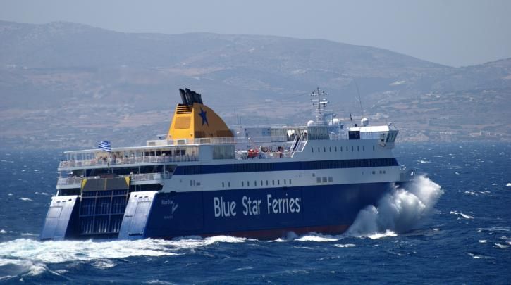 Bίντεο: Πελώρια κύματα «καταπίνουν» το Blue Star Naxos – H άγρια θαλασσοταραχή το σφυροκοπούσε