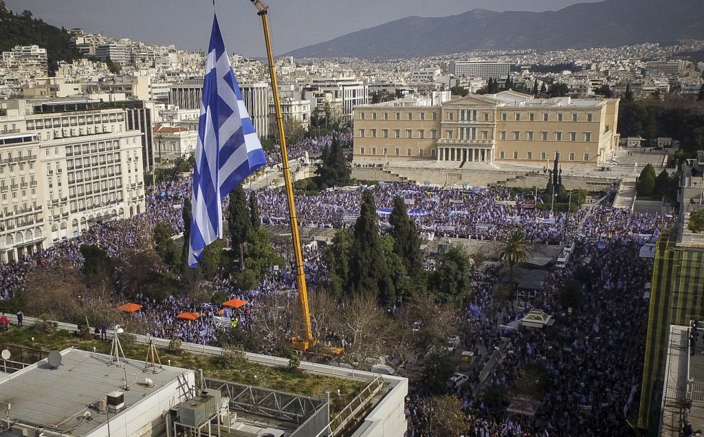 Πρέσπες: Ποιες προσωπικότητες έχουν υπογράψει το αίτημα για δημοψήφισμα