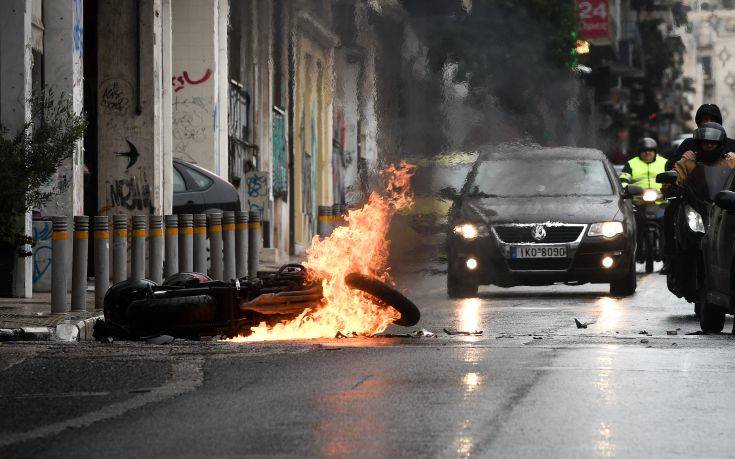 Οι λόγοι που οι αναρχικοί  μαχαίρωσαν τον μοτοσικλετιστή στη Σόλωνος