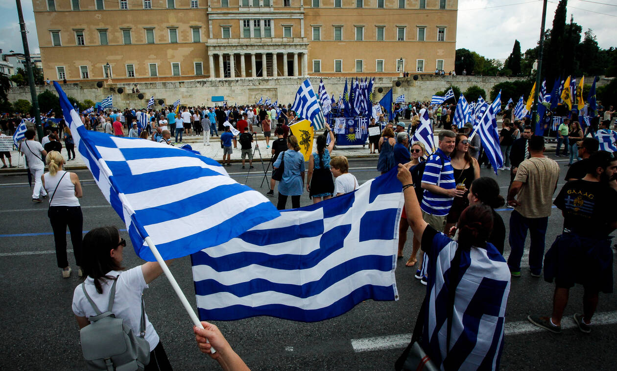 Καταγγελίες διαδηλωτών οτι τα ΜΑΤ τους έριχαν ληγμένα χημικά (φωτο)