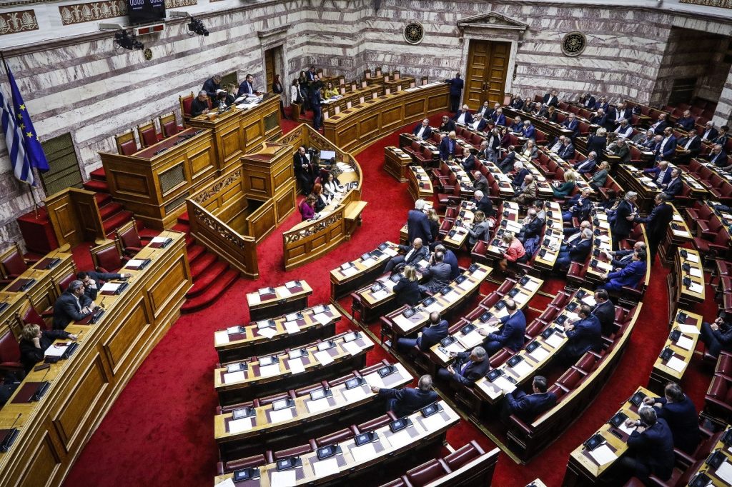 Χαμός στην επιτροπή της Βουλής για τη Συμφωνία των Πρεσπών – Διακόπηκε και συνεχίστηκε πάλι με φωνές και ένταση (βίντεο)