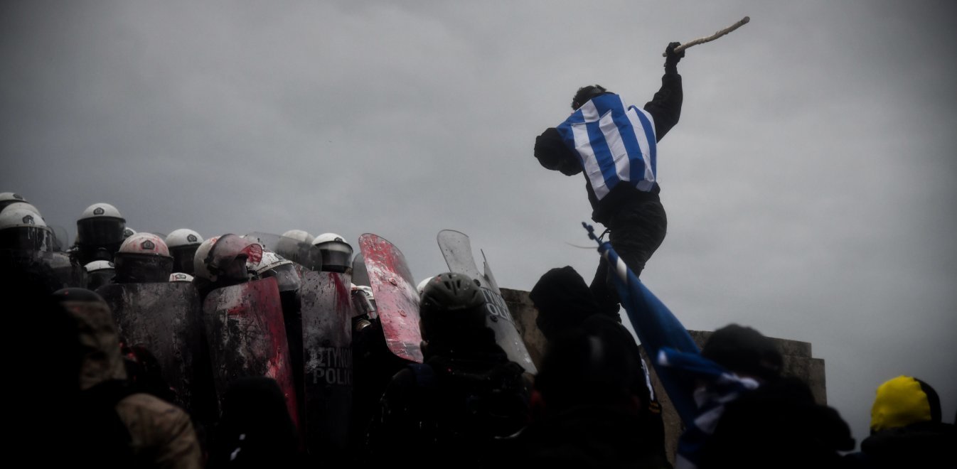 Επεισόδια στο Σύνταγμα: Πέτρες, σίδερα, καδρόνια και άλλα μάζεψαν σε 86 σάκους έξω από τη Βουλή