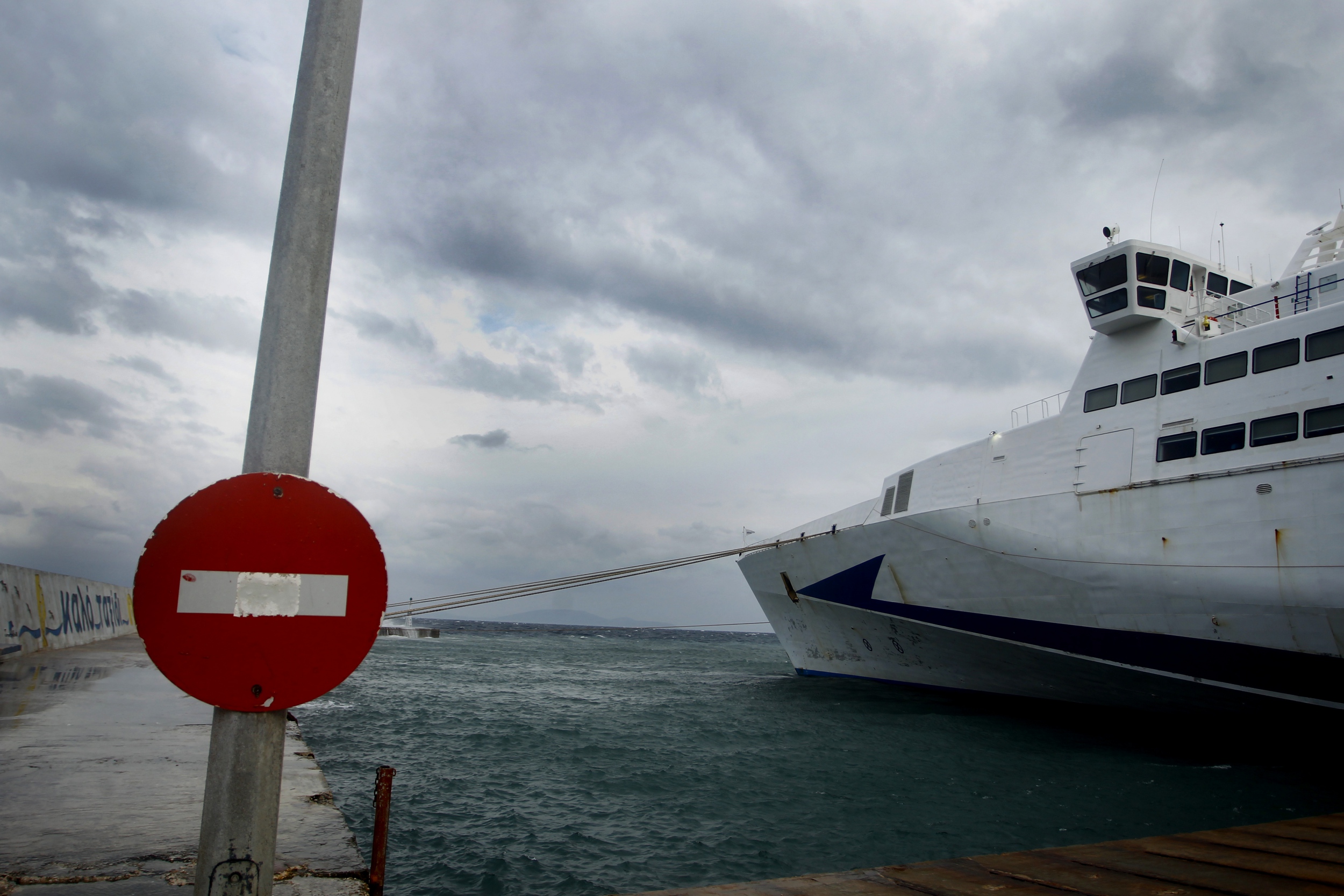 Κακοκαιρία: «Δεμένα» τα πλοία σε Πειραιά και Ραφήνα