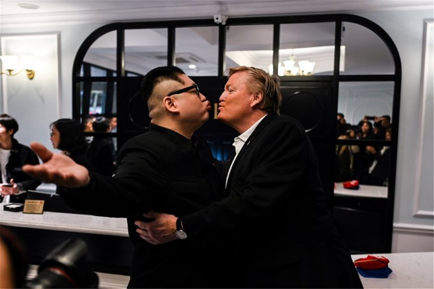 Απέλασαν από το Βιετνάμ Αυστραλό κωμικό που μοιάζει με τον Κιμ Γιονγκ Ουν λίγο πριν τη σύνοδο κορυφής Βόρειας Κορέας-ΗΠΑ