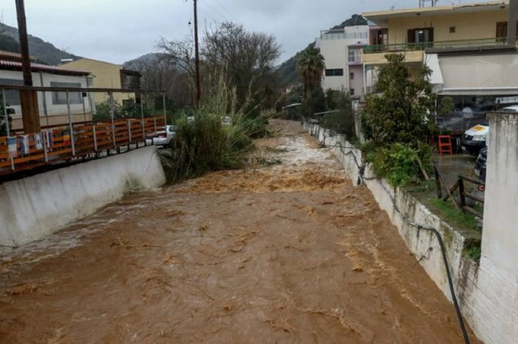 Κρήτη: Την καταστροφή έχει φέρει η «Ωκεανίς» – Προβλήματα σε οδικά δίκτυα και σπίτια (φωτο-βίντεο)