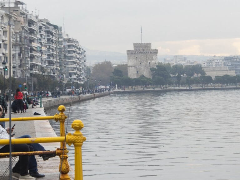 Ημίγυμνη… γυναίκα έπεσε στο Θερμαϊκό