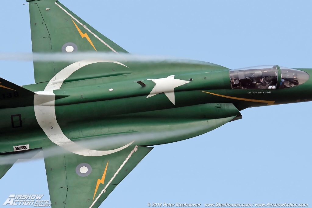 Πανηγυρίζουν οι Πακιστανοί πιλότοι: «Kαταρρίψαμε μαχητικά της Ινδίας» – Δείτε βίντεο & φωτό