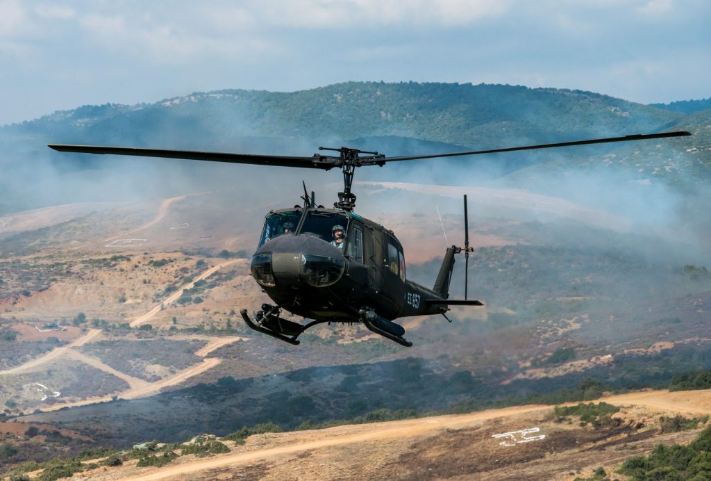 Δείτε τη στιγμή που ένα στρατιωτικό ελικόπτερο διεξάγει εναέριο ανεφοδιασμό μεταφέροντας ταυτόχρονα ένα Hummer (βίντεο)