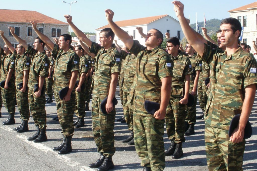 Νέα προεκλογική παροχή: Μειώνουν (την ήδη μειωμένη) στρατιωτική θητεία παιδιών πολύτεκνων οικογενειών