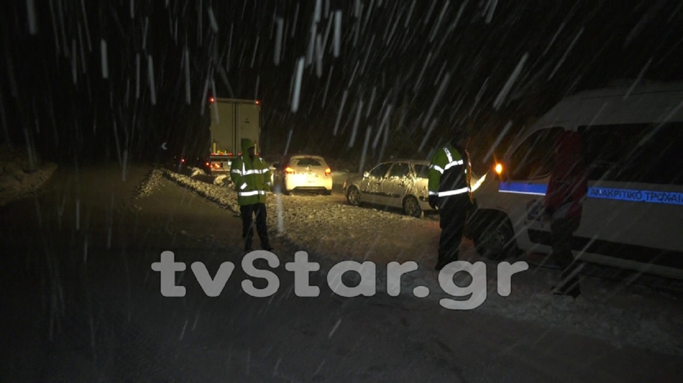 Φθιώτιδα: Έντονα τα προβλήματα από την ξαφνική χιονόπτωση – «Δίπλωσαν» σχεδόν 30 νταλίκες! (βίντεο)