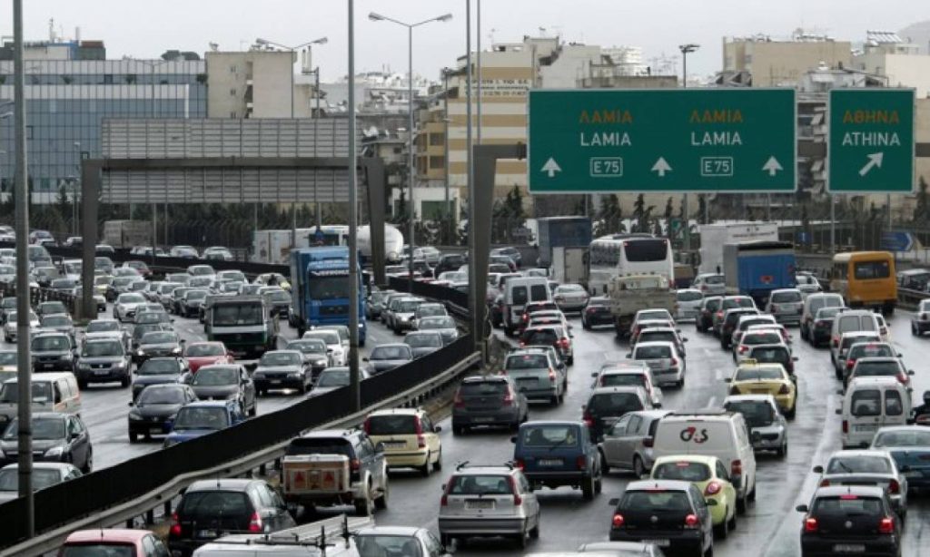 Σοβαρό τροχαίο στον Κηφισό: Μηχανή συγκρούστηκε με αυτοκίνητο- Έχασε τις αισθήσεις του ο οδηγός