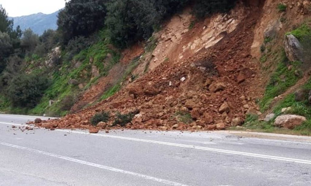 Σαντορίνη: Κατολίσθηση βράχων σε δρόμο που οδηγεί προς το λιμάνι του Αθηνιού (βίντεο)