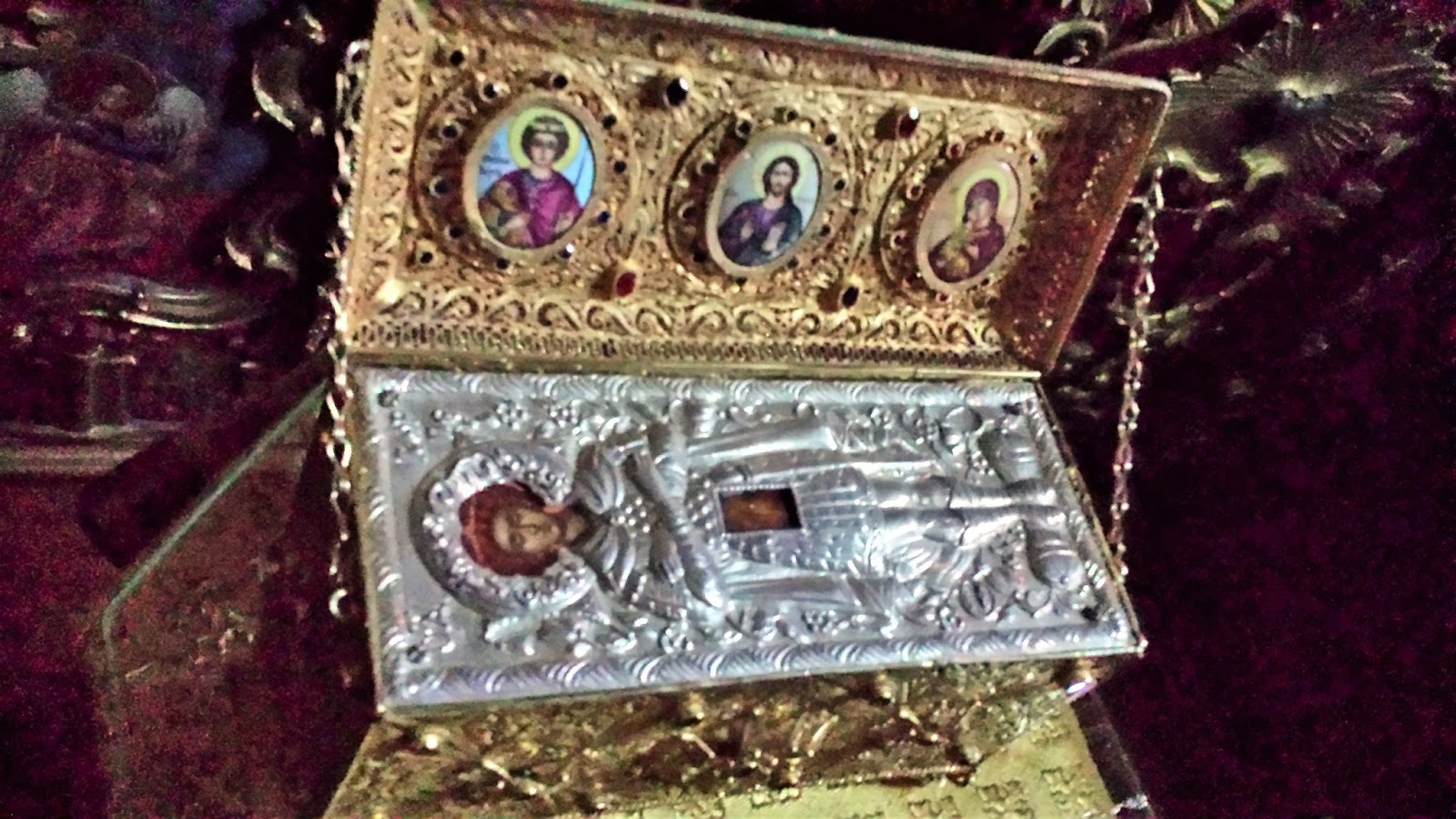 Ιερόσυλοι έκλεψαν από εκκλησία στους Αμπελόκηπους τα λείψανα δύο αγίων