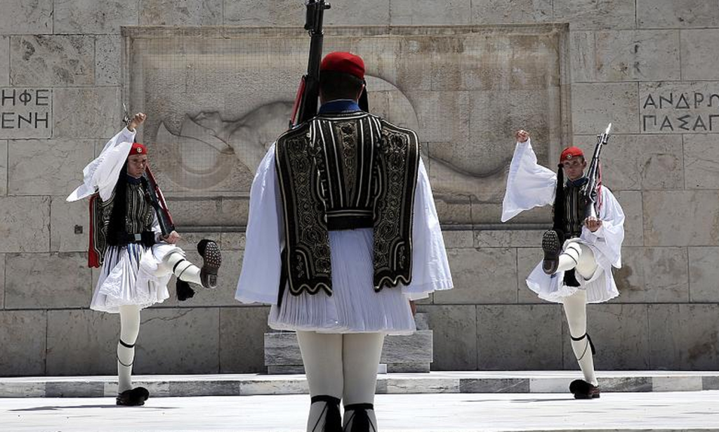 Αυτός είναι ο Ελληνο-αμερικανός από το Γιορκσάιρ που ήρθε να υπηρετήσει στην Προεδρική Φρουρά (βίντεο)