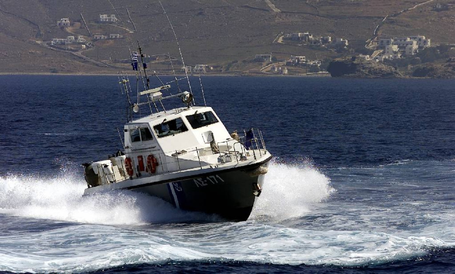 Διεσώθησαν οι δύο επιβάτες του καταμαράν στο Σχινιά