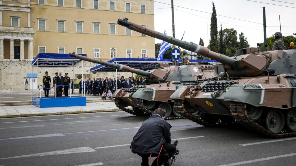 Η μεγάλη στρατιωτική παρέλαση της 25ης Μαρτίου στο Σύνταγμα – Αστυνομικός με MP-5 στην πλατεία!