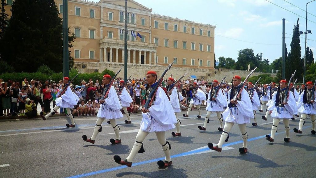 Με παρέμβαση του ΥΕΘΑ Ε.Αποστολάκη η Προεδρική Φρουρά παρήλασε με το «Μακεδονία ξακουστή»