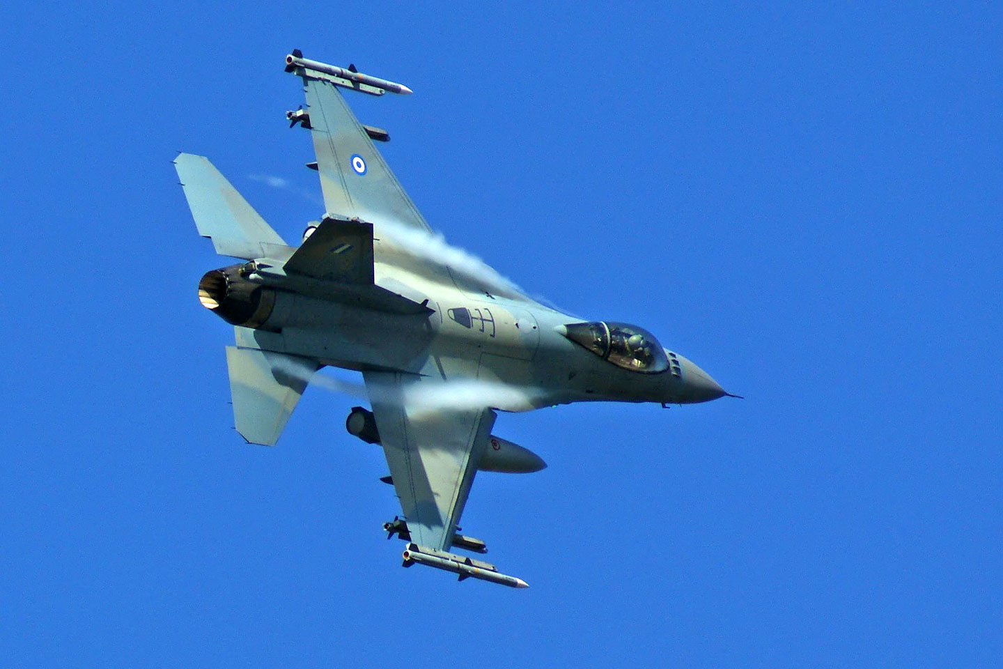 Ελληνικά F-16 σε χαμηλές διελεύσεις πάνω από τα Τίρανα (φωτό, βίντεο)