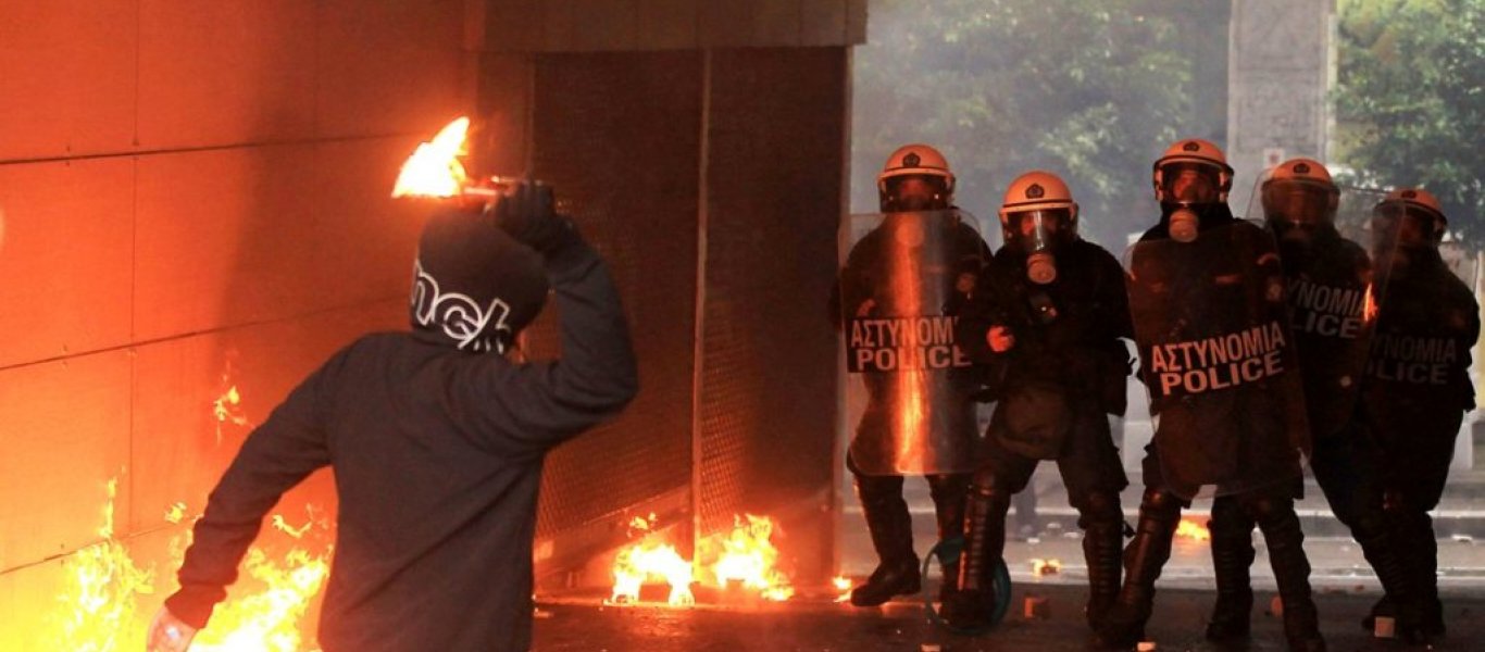 Δεύτερη νύχτα επεισοδίων στα Εξάρχεια με μολότοφ -Τραυματίστηκε ένας αστυνομικός