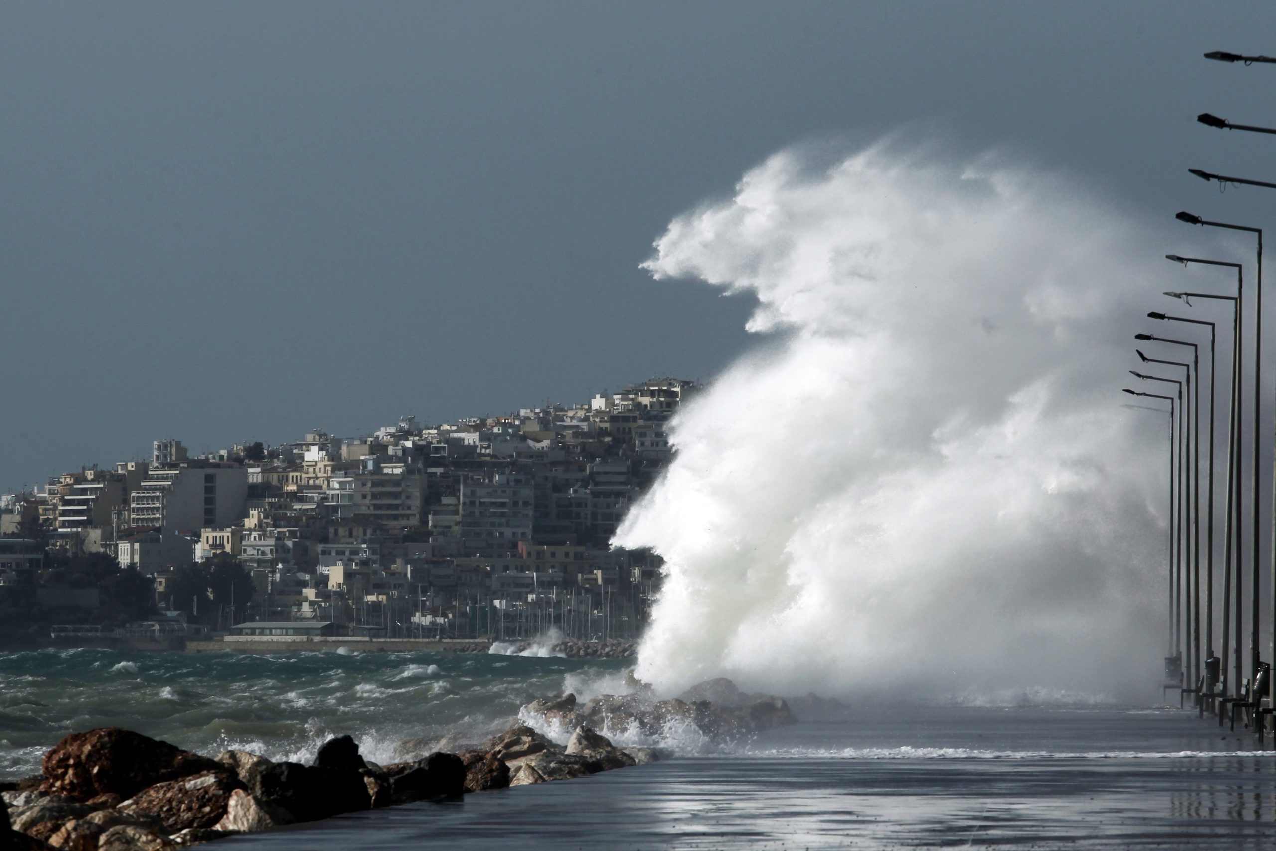 Χαλκίδα: Σκαλωσιά έπεσε στη μέση του δρόμου από τον δυνατό αέρα (βίντεο-φωτο)