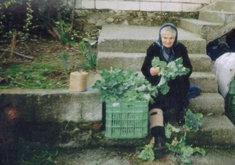 Η κυβέρνηση έχει τρελαθεί και κυνηγάει 80χρονες γιαγιάδες που πουλάνε χόρτα!  – Έπιασε άλλες 2!