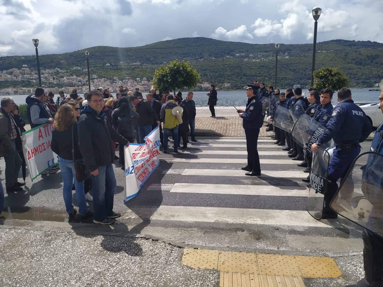 Με ισχυρές αστυνομικές δυνάμεις ο Δ.Βίτσας στη Σάμο: Οργή κατοίκων για τους παράνομους μετανάστες