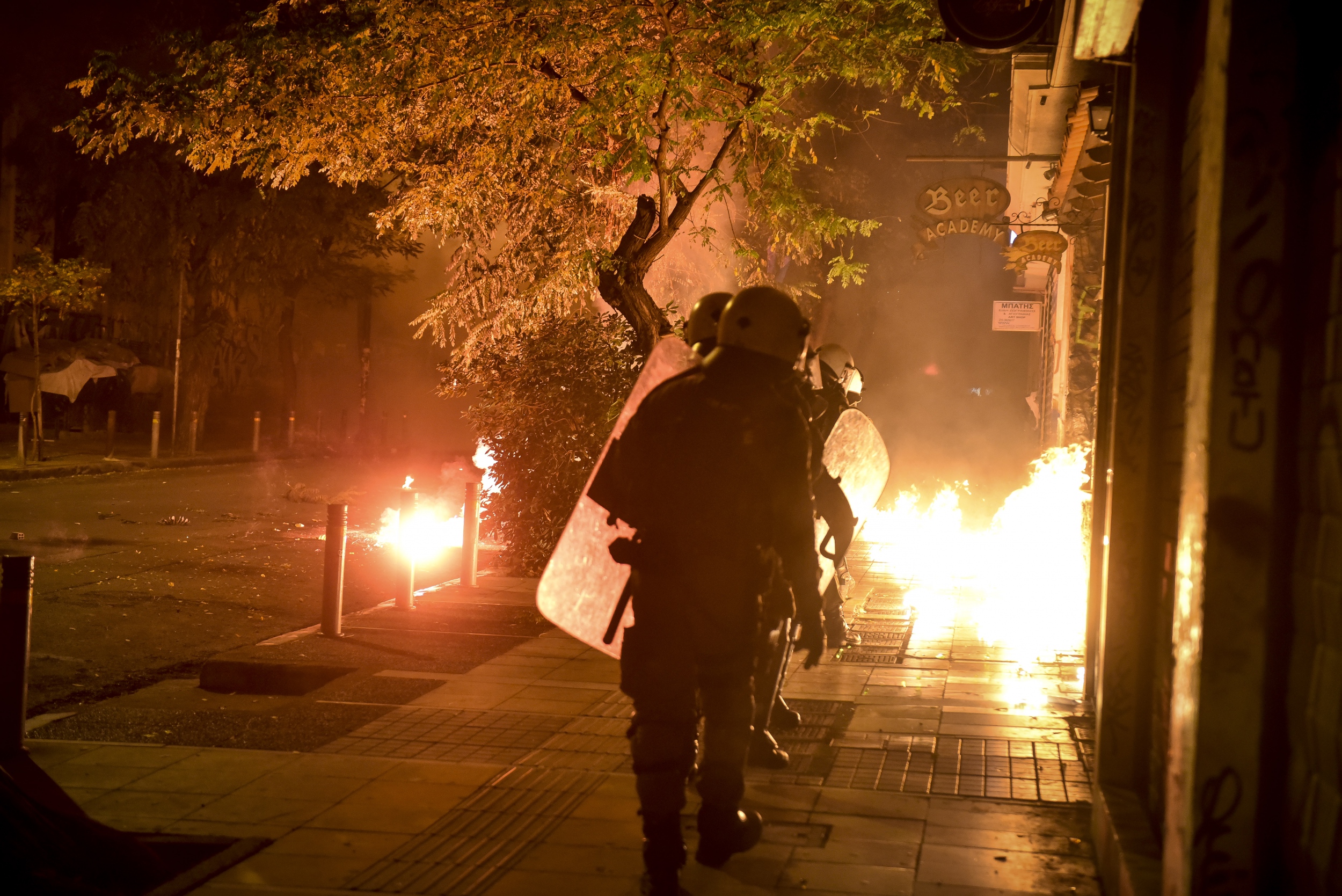 Τραυματίστηκε αστυνομικός μετά από επίθεση νεαρών κουκουλοφόρων στα Εξάρχεια