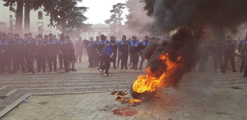 Άγρια επεισόδια και χημικά στην Αλβανία – Διαδηλωτές ζητούν την παραίτηση Ράμα (φώτο)