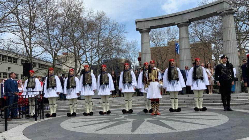 Αστόρια-ΗΠΑ: Έπαρση της ελληνικής Σημαίας στην πλατεία Αθηνών με την Προεδρική Φρουρά (βίντεο)