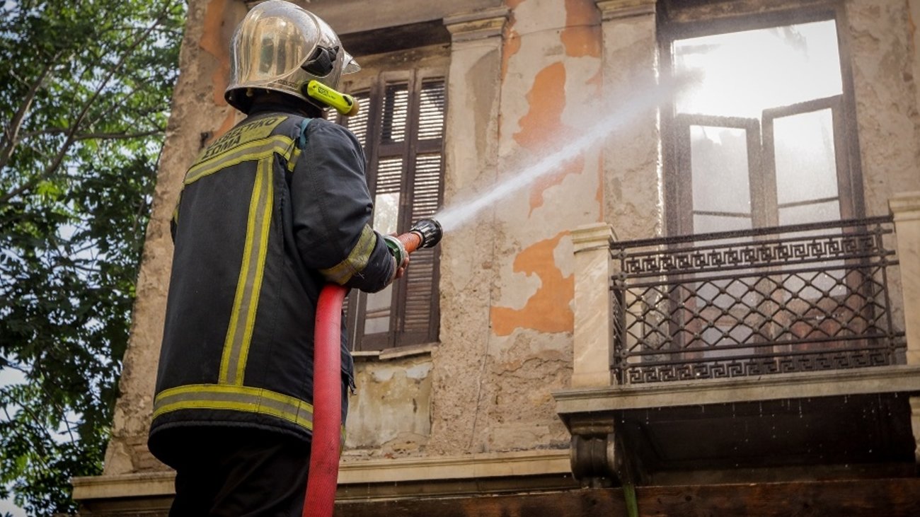 Φωτιά σε κτίριο στην Λιοσίων – Απεγκλωβίστηκαν δύο άτομα – Έκλεισαν και τα δύο ρεύματα