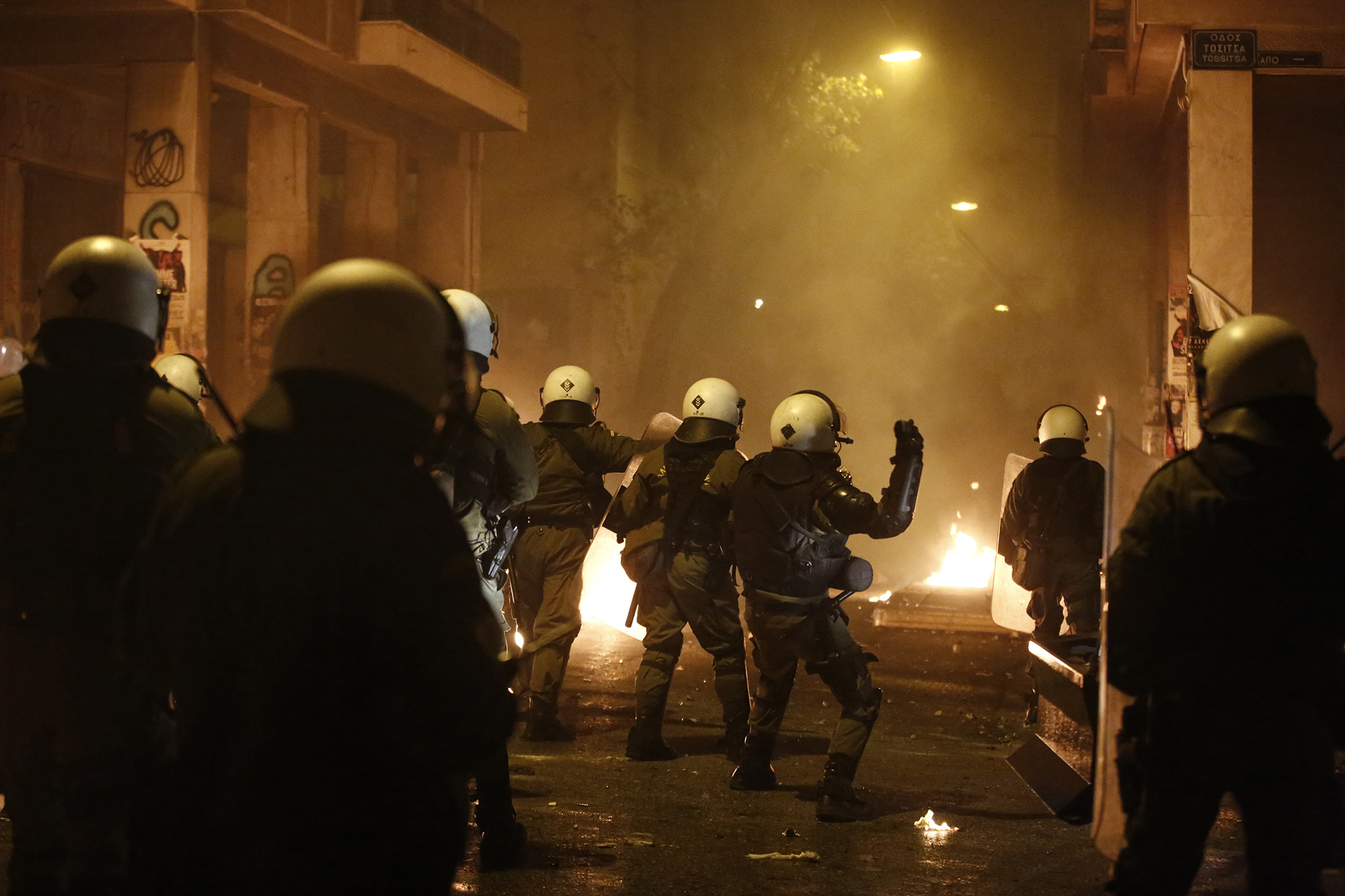 Σκηνικό πολέμου στα Εξάρχεια: Η ΕΛ.ΑΣ ανακαταλαμβάνει κτίρια από ομάδες περιθωριακών