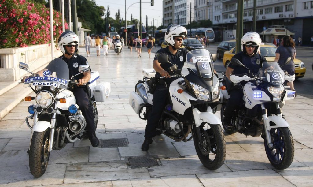 Πρωτοφανές περιστατικό: Eπιχείρησαν να σουβλίσουν αστυνομικούς! – ΕΛ.ΑΣ.: «Γίναμε σάκος του μποξ»