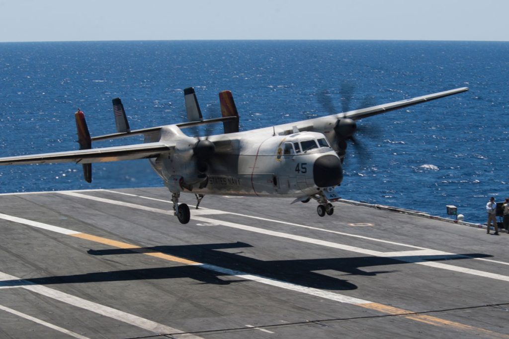 Ζεύγος «Grumman C-2A» των ΗΠΑ απογειώθηκαν από τη Σούδα για το αεροπλανοφόρο «Abraham Lincoln» (φώτο)