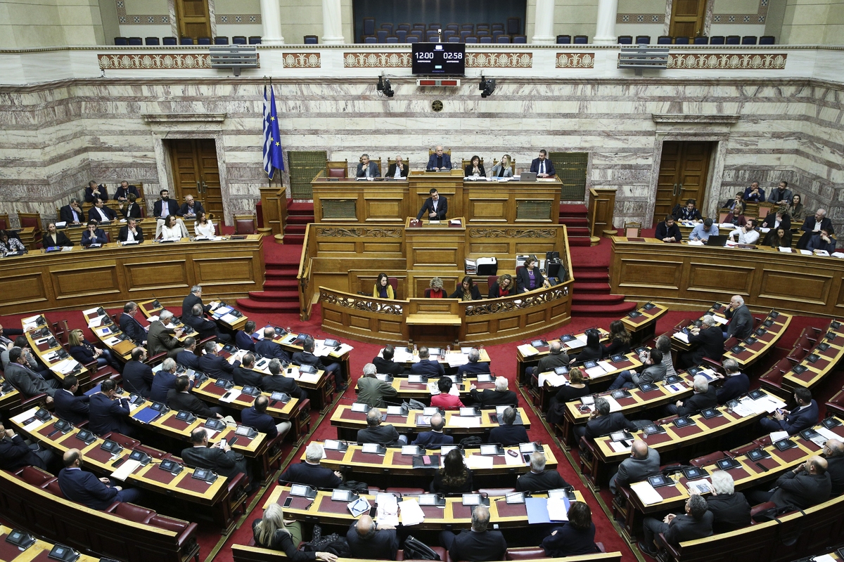 Εγκρίθηκε επί της αρχής από τις επιτροπές της Βουλής το νομοσχέδιο για τις 120 δόσεις