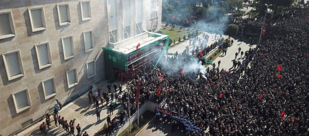 Πρόεδρος της Αλβανίας: «Ε.Ράμα παραιτήσου οδηγείς την χώρα σε εμφύλιο – Καλώ τον λαό σε εξέγερση όπως το 1997»!