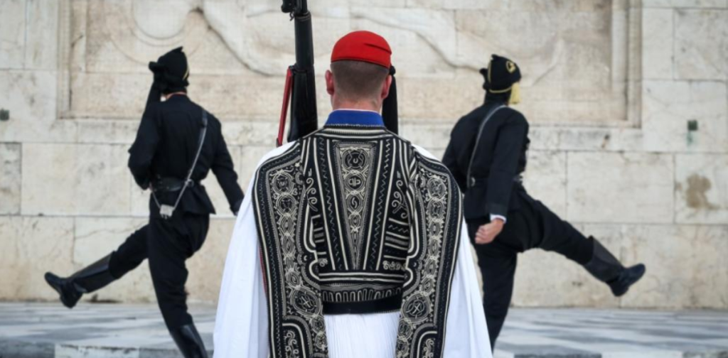 Σείστηκε το Σύνταγμα στην Αλλαγή Φρουράς με Πόντιους Εύζωνες-Χειροκροτήματα & επιφωνήματα από τον κόσμο (βίντεο)