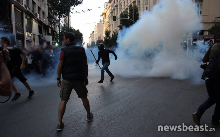 Σταδίου: Επεισόδια και χημικά στην πορεία για τον Δ.Κουφοντίνα – Κλειστό το κέντρο