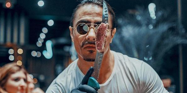 Ο Salt Bae σερβίρει μπριζόλα με φύλλο χρυσού που κοστίζει 300 ευρώ (φωτο)