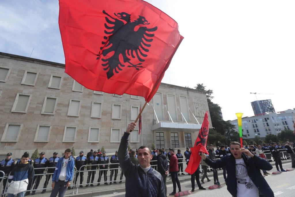 Νέα πρόκληση με τις πινακίδες καταγγέλλει η ελληνική μειονότητα στην Αλβανία (φωτο)