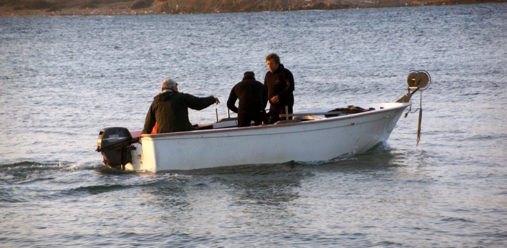 Ψάρευαν στη λίμνη – Μέχρι που είδαν κάτι απίστευτο να έρχεται κατά πάνω τους!