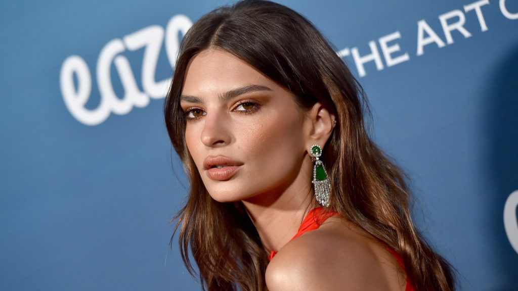 Emily Ratajkowski: Το αβυσσαλέο ντεκολτέ της προκάλεσε «πανικό» στο Instagram (φωτο)