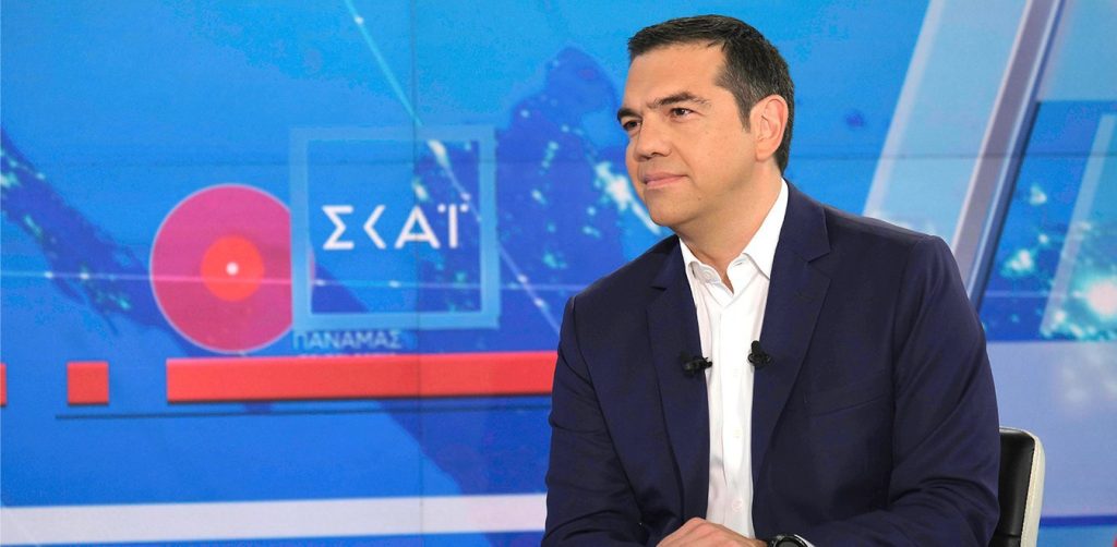 Δείτε το φιλί Κοσιώνη-Τσίπρα πριν τη συνέντευξη στον ΣΚΑΪ (βίντεο)