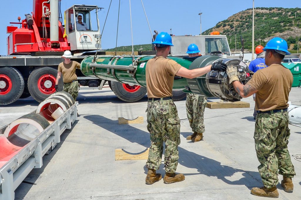 Το υποβρύχιο των ΗΠΑ USS Olympia (SSN-717) στη Σούδα – Φορτώνει τορπίλες mk46 (φωτό)