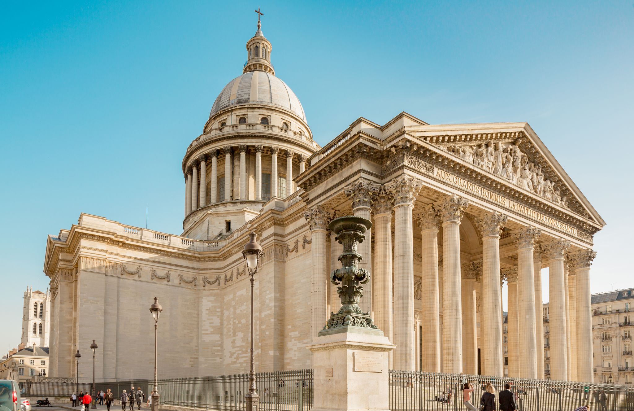 Γαλλία: Aλλοδαποί κατέλαβαν το μνημείο «Πάνθενον» στο Παρίσι!