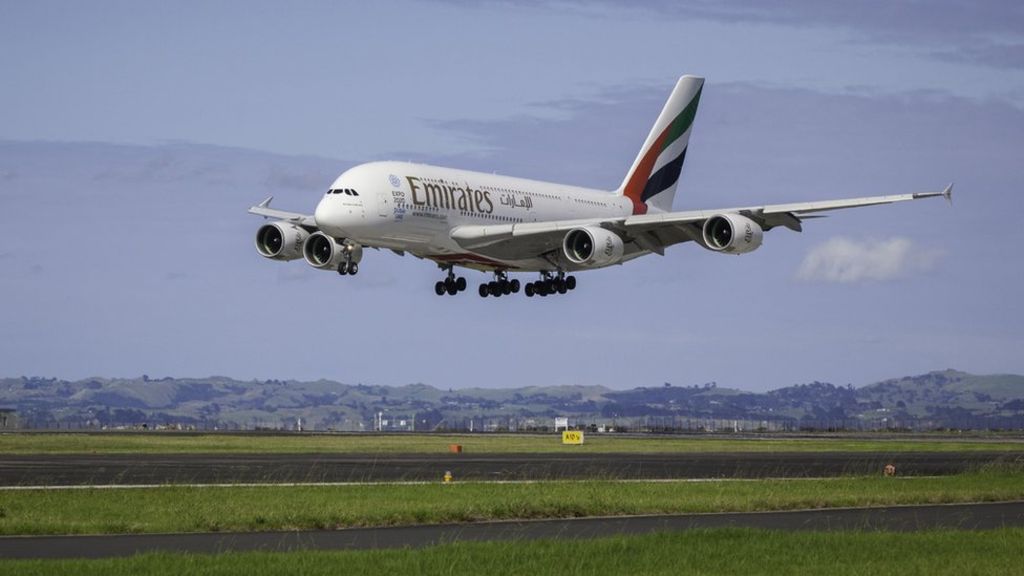 Βίντεο: «Βομβαρδισμένο» τοπίο εσωτερικό του αεροσκάφους της Emirates λόγω ισχυρών αναταράξεων