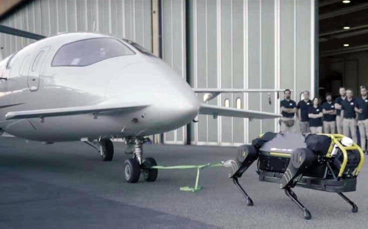 Απίθανος ρομποτικός σκύλος σέρνει αεροπλάνο… 3 τόνων (βίντεο)